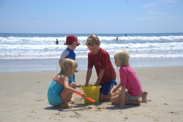Dzieci latem na plaży