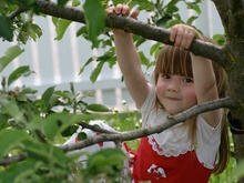 Dziecko zabawa w ogrodzie