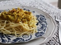 Aromatyczne bezglutenowe spaghetti z kurczakiem curry, rodzynkami i mlekiem kokosowym