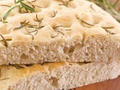 Przepis na bezglutenowe Focaccia z ziołami – aromatyczne pieczywo rodem z Włoch w wersji bezglutenowej